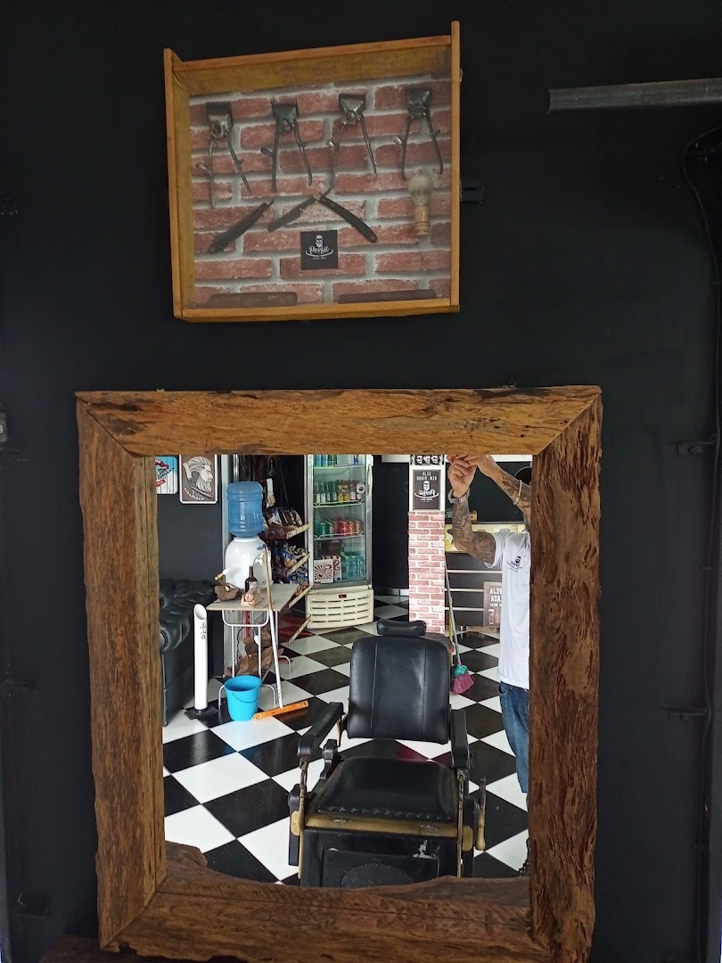 Navalhas e acessórios de barbeiro expostos na parede do Perfil Barber Shop