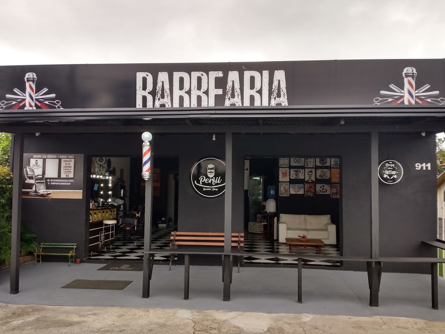 Fachada da Perfil Barber Shop no São Braz, com o letreiro e o poste de barbeiro